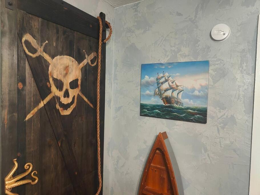 Pirate Seeking Crew. Downtown ฟอร์ตสมิธ ภายนอก รูปภาพ